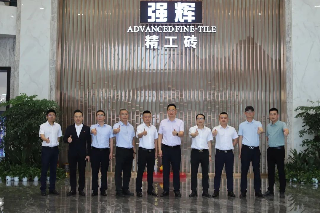 小蝌蚪视频黄色在线观看新品质感大师又出圈？华美立家团队参观小蝌蚪视频黄色在线观看总部展厅！